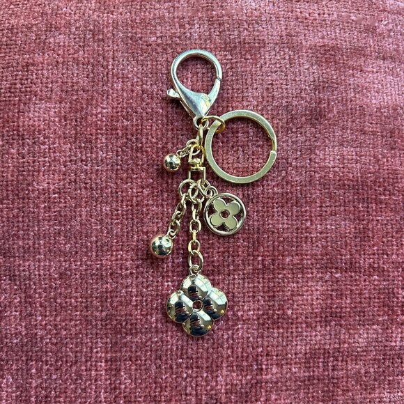 CLOVER Bag Charm Gold Tone 🍀 - Picture 6 of 7